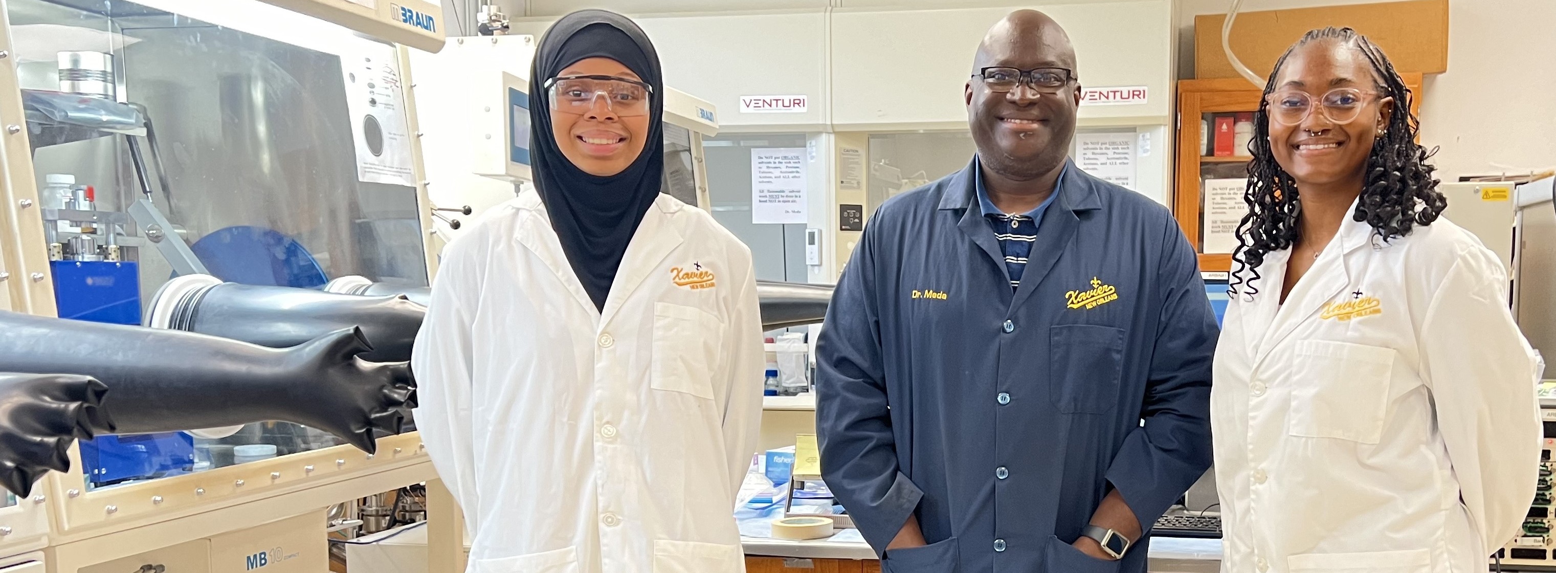 Dr. Meda and two students in the lab